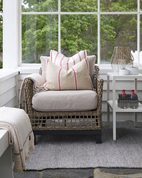 Koselig plass ute under tak er fint å gjøre til en fin lesekrok med en god stol og puter. Det kan også være fint med et pledd som man kan bre over seg slik at det blir lunt og godt. Pleddet fra Halvor Bakke heter Chamonix og er laget av 100 % resirkulerte tekstiler. Med 20 % ull blir dette pleddet både varmt og lunt.